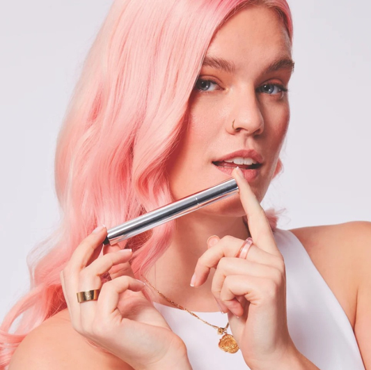 Luciu pentru volumul buzelor